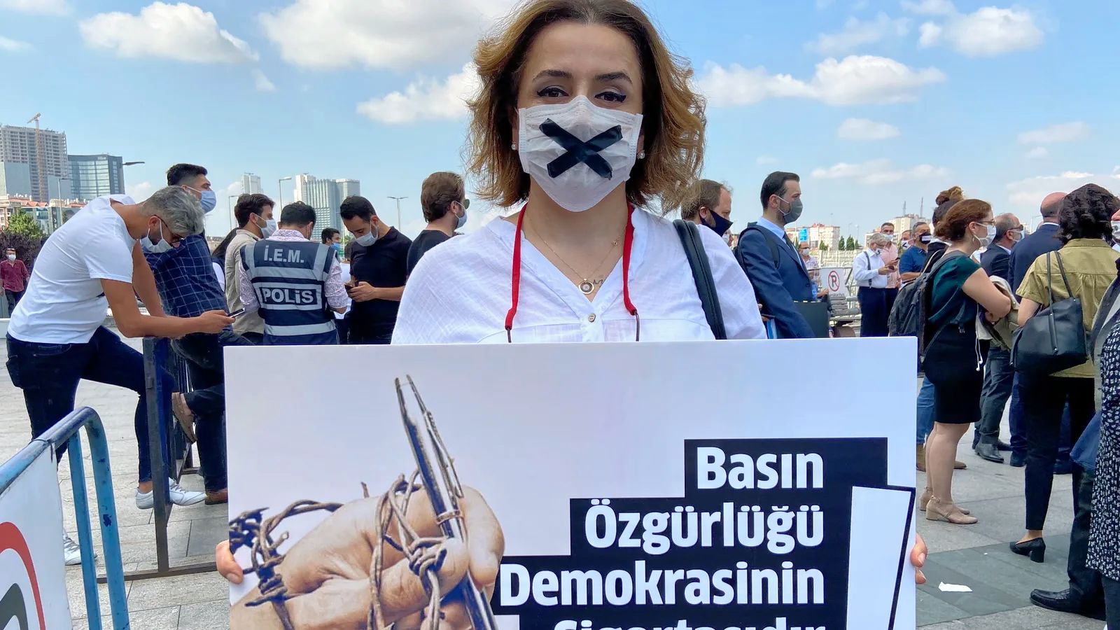  «Pressefrihet sikrer demokrati» står det på plakaten